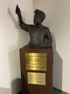 野口医学研究所に設置されている野口英世像