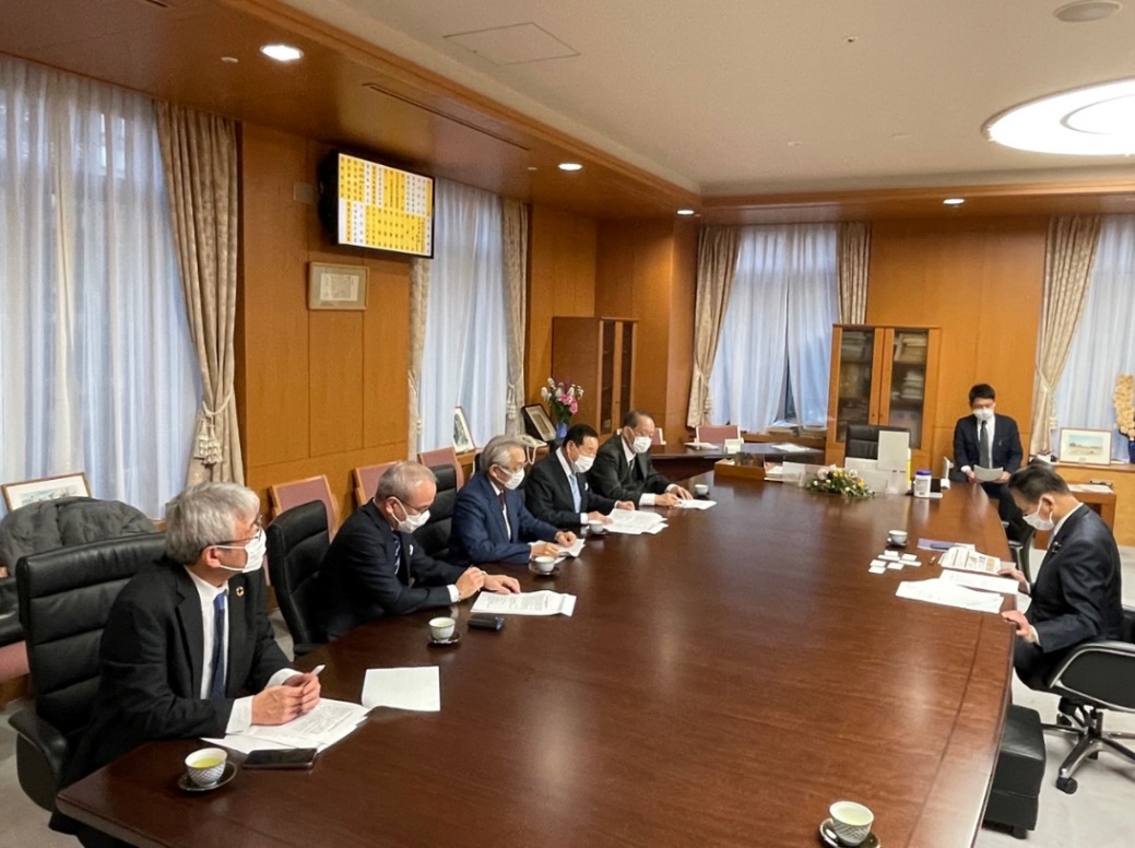 末松文部科学大臣に要望内容を説明する小林理事長