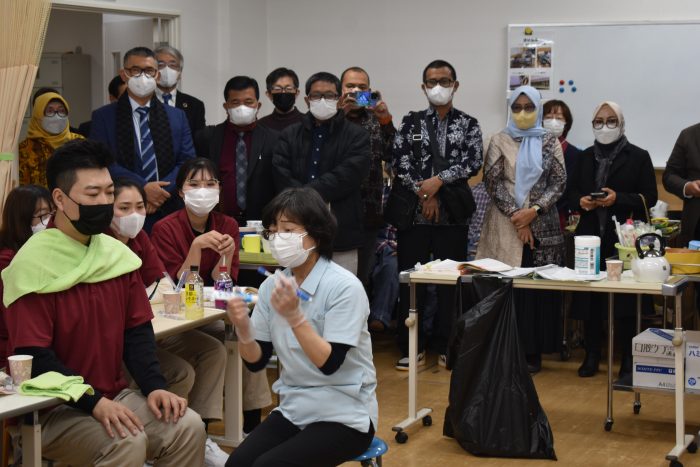 生活支援技術の一つである口腔ケアの技術を学んでいる様子