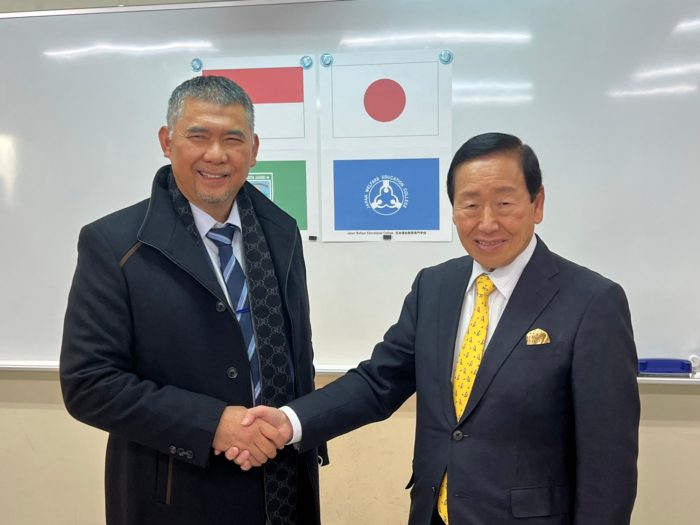 SYARIF市長と小林理事長との記念撮影